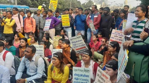 পশ্চিমবঙ্গ আপার প্রাইমারী চাকরি প্রার্থী মঞ্চের ডাকে, এক বিশাল মিছিল ও বিক্ষোভ দেখালেন রানী রাসমণি রোডে। সংগৃহীত ছবিঃ- সমরেশ রায়, কলকাতা, দৈনিক দেশবানী
