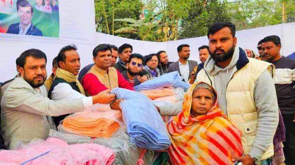ভালুকা পৌর যুবলীগের সভাপতি আলমগীর হোসেন সোহেল শীতবস্ত্র বিতরন। সংগৃহীত ছবিঃ- মোঃ বাহার, দৈনিক দেশবানী