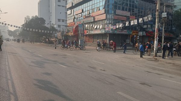 রাজধানীর সড়ক ঘুরে দেখা যায়, রাস্তায় শুধু যানবাহন বলতে রিকশা রয়েছে। সংগ্রহীত ছবিঃ- মোঃ মুরাদ হোসেন, দৈনিক দেশবানী