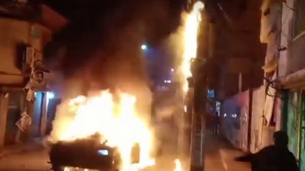 চলন্ত প্রাইভেটকারে হামলা চালিয়ে প্রথমে ভাঙচুর ও পরে আগুন ধরিয়ে দেয়। সংগৃহীত ছবিঃ- দৈনিক দেশবাণী